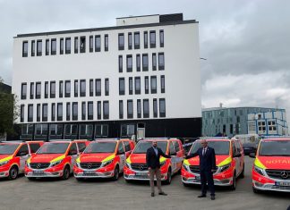 Vor dem fast fertigen Kreisleitstellen-Neubau übergab Landrat Thomas Hendele die Fahrzeuge an André Franzen. Foto: Kreis Mettmann