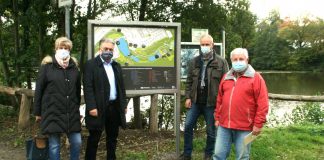 Bürgermeister Thomas Dinkelmann (l.) und Axel Meven (2. v. r.), Leiter der Jugendförderung, mit Ellen und Thomas Jasper von der Bürger- und Heimatvereinigung "Aule Mettmanner" vor einer der neuen Info-Tafeln. Foto: Kreisstadt Mettmann