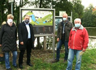 Bürgermeister Thomas Dinkelmann (l.) und Axel Meven (2. v. r.), Leiter der Jugendförderung, mit Ellen und Thomas Jasper von der Bürger- und Heimatvereinigung "Aule Mettmanner" vor einer der neuen Info-Tafeln. Foto: Kreisstadt Mettmann