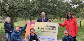 Freuen sich über die Auszeichnung: Michael Schoch und Elke Löpke von der Biostation (vorne) und Landrat Thomas Hendele mit den Ehrenamtlern (v.l.) Eva Stolz, Uwe Rabe und Ines Ruth Gronwald. Foto: Kreis Mettmann