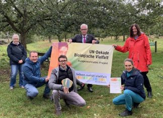 Freuen sich über die Auszeichnung: Michael Schoch und Elke Löpke von der Biostation (vorne) und Landrat Thomas Hendele mit den Ehrenamtlern (v.l.) Eva Stolz, Uwe Rabe und Ines Ruth Gronwald. Foto: Kreis Mettmann