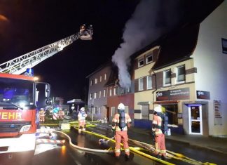 Löscharbeiten während des Wohnungsbrandes. Foto: Polizei