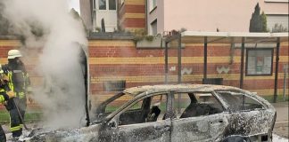 Der Mercedes-Kombi wurde durch das Feuer vollständig zerstört. Foto: Polizei