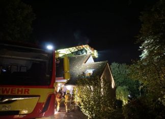 Über eine Drehleiter gelangten die Einsatzkräfte zum Kamin des Hauses. Foto: FW Ratingen