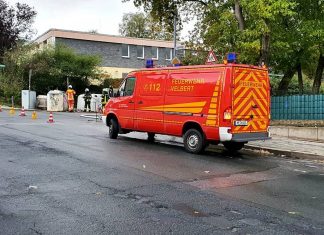 Containerbrand in Neviges: Die Feuerwehr war an der Schillerstraße im Einsatz. Foto: André Volkmann