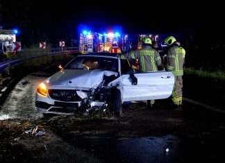 Dieses Auto krachte in der Nacht auf der A524 gegen die Leitplanke. Foto: Feuerwehr Ratingen