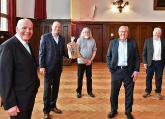 August-Friedrich Tonscheid, Peter Oentrich, Ralf Wilke (v.r.) und Klaus Schmitz (l.) haben über 25 Jahre im Rat der Stadt Velbert mitgearbeitet. Dafür hat ihnen nun Bürgermeister Dirk Lukrafka jeweils die Schlotschmed-Plakette und eine Ehrenurkunde verliehen. Foto: Mathias Kehren