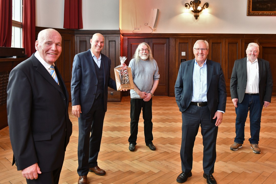 Ehrung_Ratsmitglieder_MK5_0312 August-Friedrich Tonscheid, Peter Oentrich, Ralf Wilke (v.r.) und Klaus Schmitz (l.) haben über 25 Jahre im Rat der Stadt Velbert mitgearbeitet. Dafür hat ihnen nun Bürgermeister Dirk Lukrafka jeweils die Schlotschmed-Plakette und eine Ehrenurkunde verliehen. Foto: Mathias Kehren