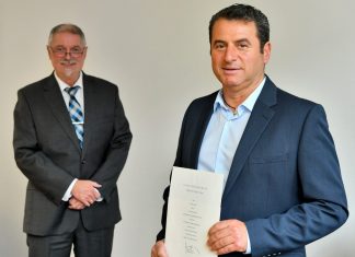 Erdal Candas (r.) ist seit 25 Jahren bei der Stadt, Bürgermeister Michael Beck hat ihm die Ehrenurkunde zum Dienstjubiläum übergeben. Foto: Mathias Kehren