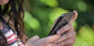 Ein Smartphone in Benutzung: Ein Kurs befasst sich mit dem Konsumverhalten unter anderem an den smarten Geräten. Foto: Pixabay