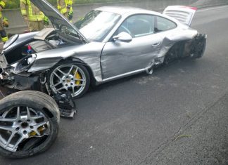 Auf der Autobahn 52 hat sich ein Unfall ereignet, bei dem dieser Sportwagen schwer beschädigt wurde. Foto: Feuerwehr Ratingen