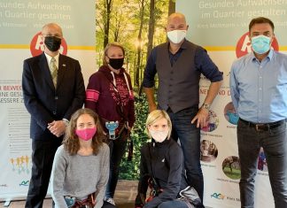 Dr. Rudolf Lange, der Leiter des Kreisgesundheitsamtes mit Dörte Czepa-Mynarek (Kreisgesundheitsamt), Ingrid Treitz (Jugendamt Velbert), Bürgermeister Dirk Lukrafka, Maike Legut (Jugendamt Velbert) und Schuldezernent Gerno Böll. Foto: privat