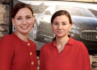 Die Künstlerin Ekaterina Gasmi - hier mit ihrer Schwester Natalia Baumeister - leitet den Kurs im Johanneshaus. Foto: André Volkmann