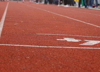 Eine Tartanbahn auf einem Sportplatz. Foto: André Volkmann