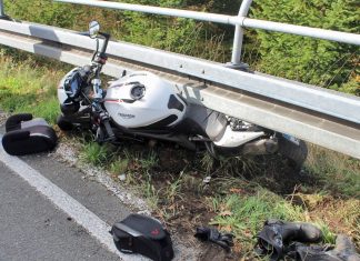Die Maschine der Marke Triumph rutschte unter die Leitplanke. Foto: Polizei