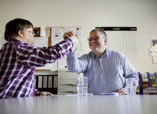Die Lebenshilfe sucht Ehrenamtliche, die Menschen mit Behinderung im Alltag unterstützen. Foto: Lebenshilfe/David Maurer