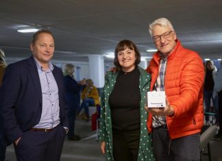 Parkhaus-Pächter Ulrich Munkert mit Constanze Backes und Bodo Herlyn von der Kulturvilla zeigen das "Rabattiergerät". Foto: Privat