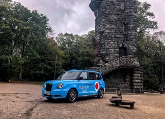 Die Wuppertaler Stadtwerke setzten im ÖPNV auf blaue Taxis. Foto: Jason-Steve Mageney/WSW