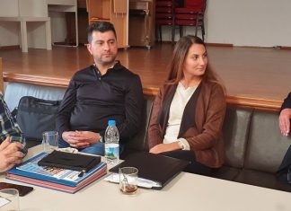 Martin Sträßer MdL (r.) im Gespräch mit Yüksel Kolcak (l.) und weiteren Vetretern der Alevitischen Gemeinde Velbert. Foto: Büro Sträßer