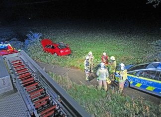 Der rote Skoda kam von der Fahrbahn ab. Foto: Polizei