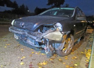 Der Opel des 19-Jährigen wurde im Frontbereich beschädigt. Foto: Polizei