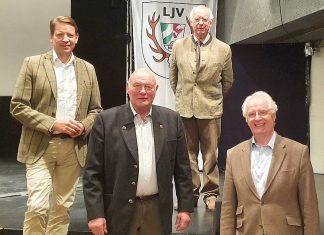 Gerd Spiecker (hinten rechts) gab aus Altersgründen den Vorsitz der Kreisjägerschaft an Dr. Bernhard Richter (vorne rechts) ab. Auch Ernst Kückels (vorne links) schied als Schatzmeister aus. Sein Amt übernahm Carsten Pangert (hinten links). Foto: Susanne Bossy