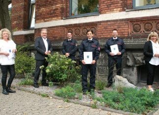 Sozialamtsleiterin Anja Karp, Bürgermeister Thomas Dinkelmann, der stellvertretende Leiter der Feuerwehr und Amtsleiter für Feuerschutz und Rettungswesen Matthias Mausbach, die neuen Feuerwehrleute Ina Neumann und Sven Wilke sowie Dezernatsleiterin Veronika Traumann. Foto: Kreisstadt Mettmann