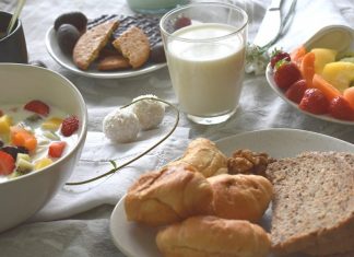 Ein gedeckter Frühstückstisch. Foto: pixabay/symbolbild