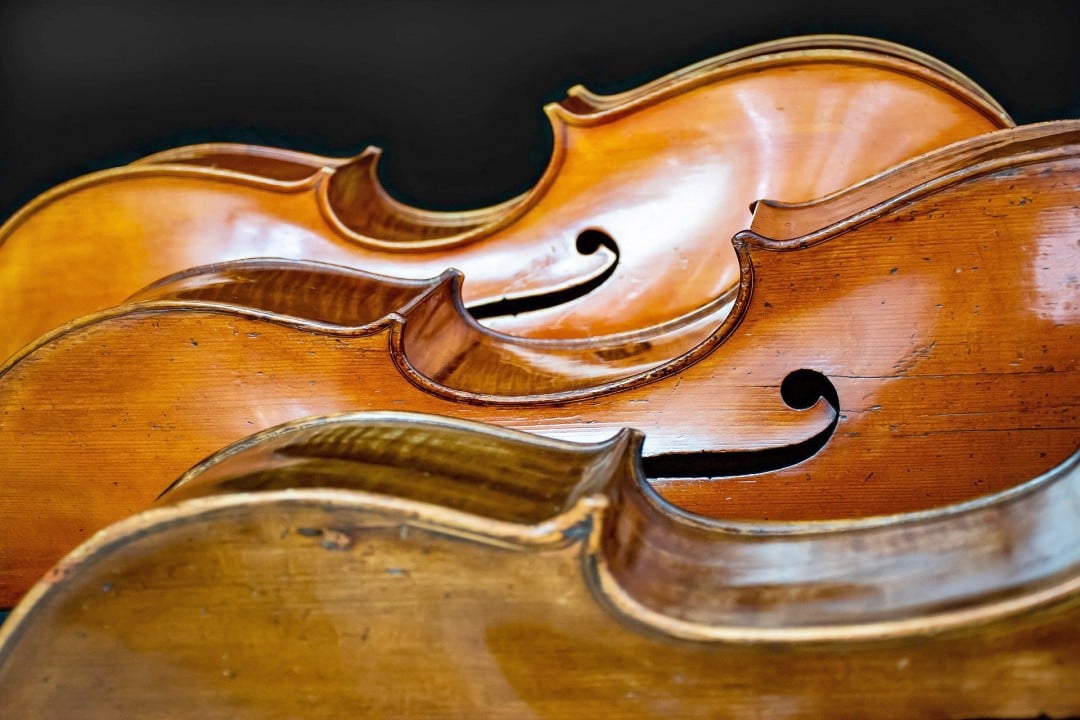 Streichinstrumente liegen bereit. Foto: Pixabay