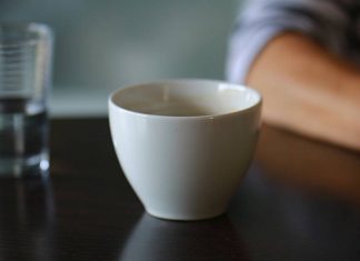 Eine Tasse steht während eines Gesprächs auf dem Tisch. Foto: pixabay