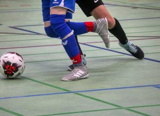 Zwei Teams spielen ein Match beim Hallenfußball. Foto: Pixabay