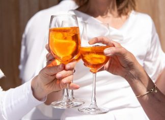 Feiernde mit Weingläsern. Foto: pixabay