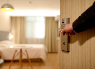 Die Tür zu einem Hotelzimmer wird geöffnet. Foto: pixabay