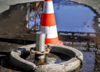 Nach einem Wasserrohrbruch ist eine Straße gesperrt. Symbolfoto: pixabay