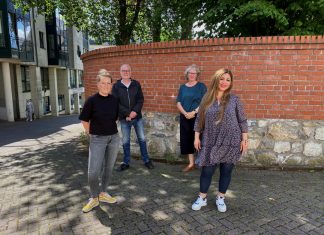 Sie bieten Hilfe an: Die Sozialarbeiterin Lilian Fischer, Caritas, Dieter Requadt, Leiter der Suchtberatung der AWO Kreis Mettmann, Katja Nevelling, Leiterin der Caritas-Suchthilfe, sowie die Sozialarbeiterin Tümay Biçer-Poyraz. Foto: Caritas
