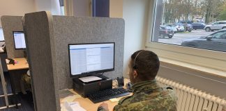 Mit IT und Telefon ausgestattet unterstützen die Soldaten das Gesundheitsamt bei der Kontaktnachverfolgung. Foto: Kreis ME