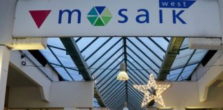 Im „Mosaik“ in Ratingen-West leuchten Weihnachtssterne. Foto: Stadt Ratingen
