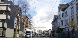Die Polizei sperrte den Bereich auf der Düsseldorfer Straße zeitweise. Foto: Polizei