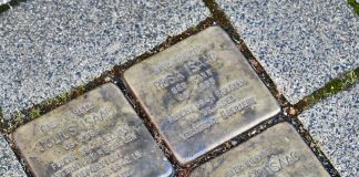 Vier "Stolpersteine" erinnern an die Familie Isaac, die bis 1941 an der Friedrichstraße in Velbert gewohnt hat. Foto: Mathias Kehren