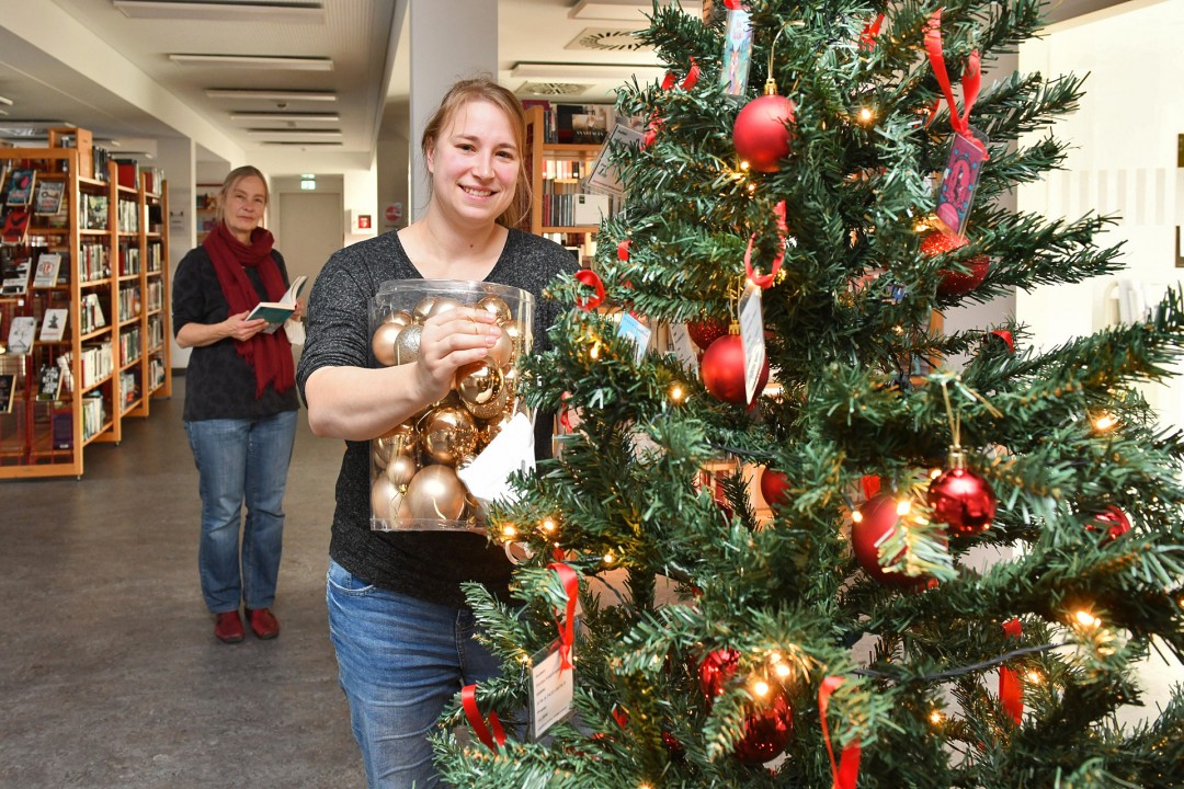 Christiane Elwers und Katrin Leidenberger haben die Wunschbaum-Aktion in der Stadtbücherei vorgestellt. Foto: Mathias Kehren