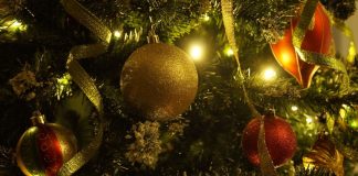 Schmuck hängt an einem Weihnachtsbaum. Foto: Pixabay/Symbolbild