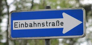 Eine Straße wird zeitweise zur Einbahnstraße. Symbolfoto: pixabay