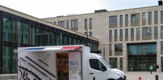 Der Bibliobus gastiert am 21. Dezember wieder auf dem Rathausvorplatz. Foto: Stadt Ratingen