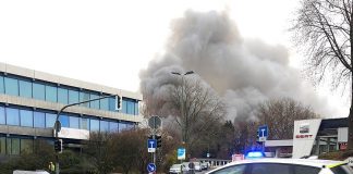 Die Polizei ermittelt zu den Ursachen für das Großfeuer. Foto: Polizei