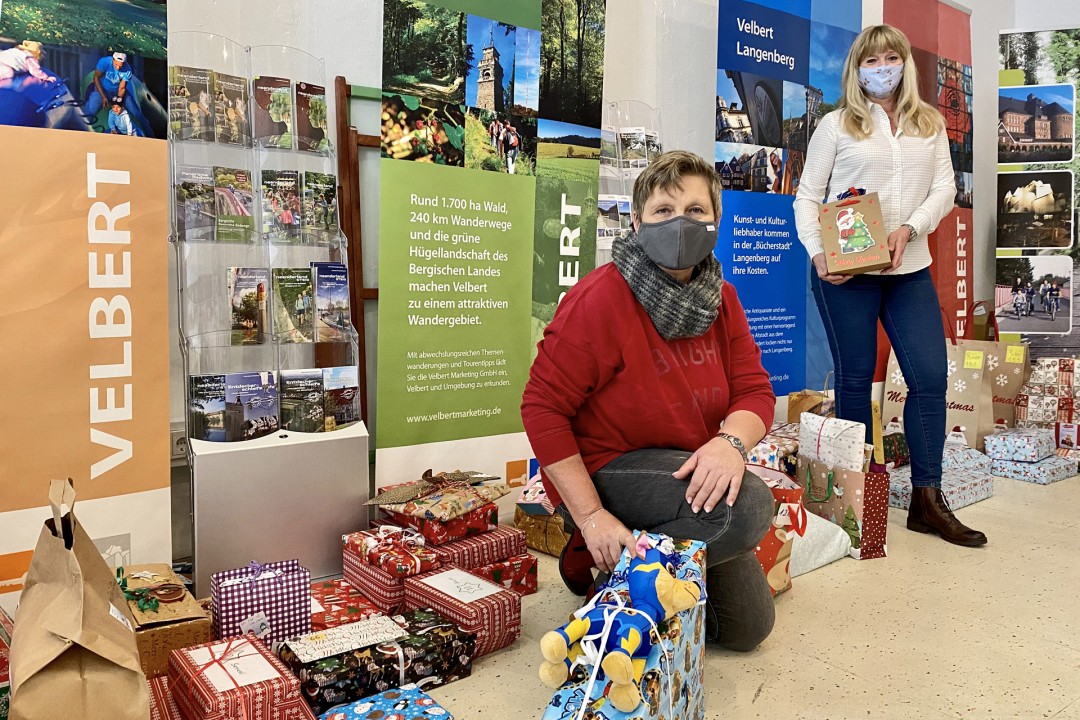 Gaby Reith und Elke Grünendahl mit den Wunschbaum-Geschenken. Foto: Stadt Velbert
