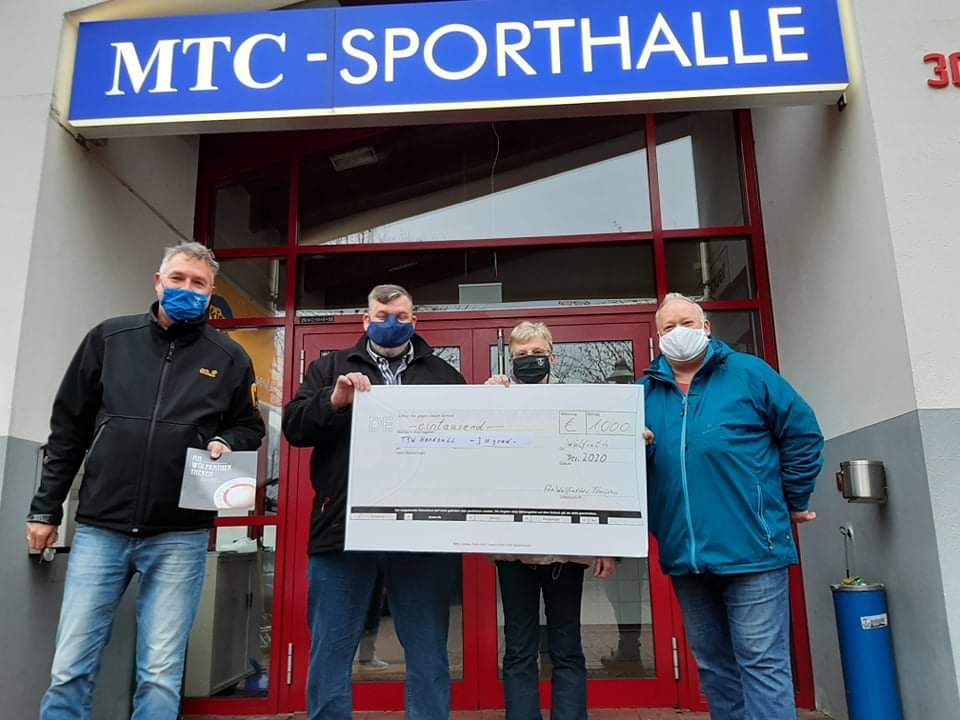 Die Autoren Thomas Reuter (l.) und Heiko Beneke (r.) haben einen Scheck an den Turnerbund, vertreten durch Edith Weber und Martin Pilscheuer, überreicht. Foto: Privat Die Autoren Thomas Reuter (l.) und Heiko Beneke (r.) haben einen Scheck an den Turnerbund, vertreten durch Edith Weber und Martin Pilscheuer, überreicht. Foto: Privat