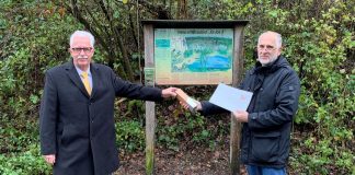 Landrat Thomas Hendele überreicht die Auszeichnung stellvertretend an Sven Kübler von der Arbeitsgemeinschaft Natur und Umwelt. Foto: Kreis ME