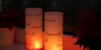 Die warm gestaltete Lichthülle wirbt mit Worten wie „Zusammenhalt“, „Gemeinschaft“, „Zuversicht“, Miteinander“ und „Nächstenliebe“ für Solidarität. Foto: Caritas/Helene Adolphs