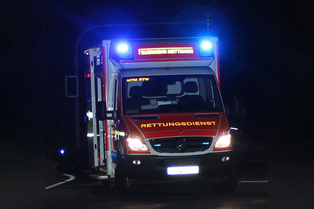 Die Schülerin wurde mit einem Rettungswagen ins Krankenhaus gebracht. Symbolfoto: Polizei