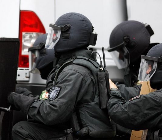 Schlag gegen Auto-Bande: Hauptverdächtiger aus Velbert Spezialkräfte der Polizei im Einsatz. Symbolfoto: Polizei